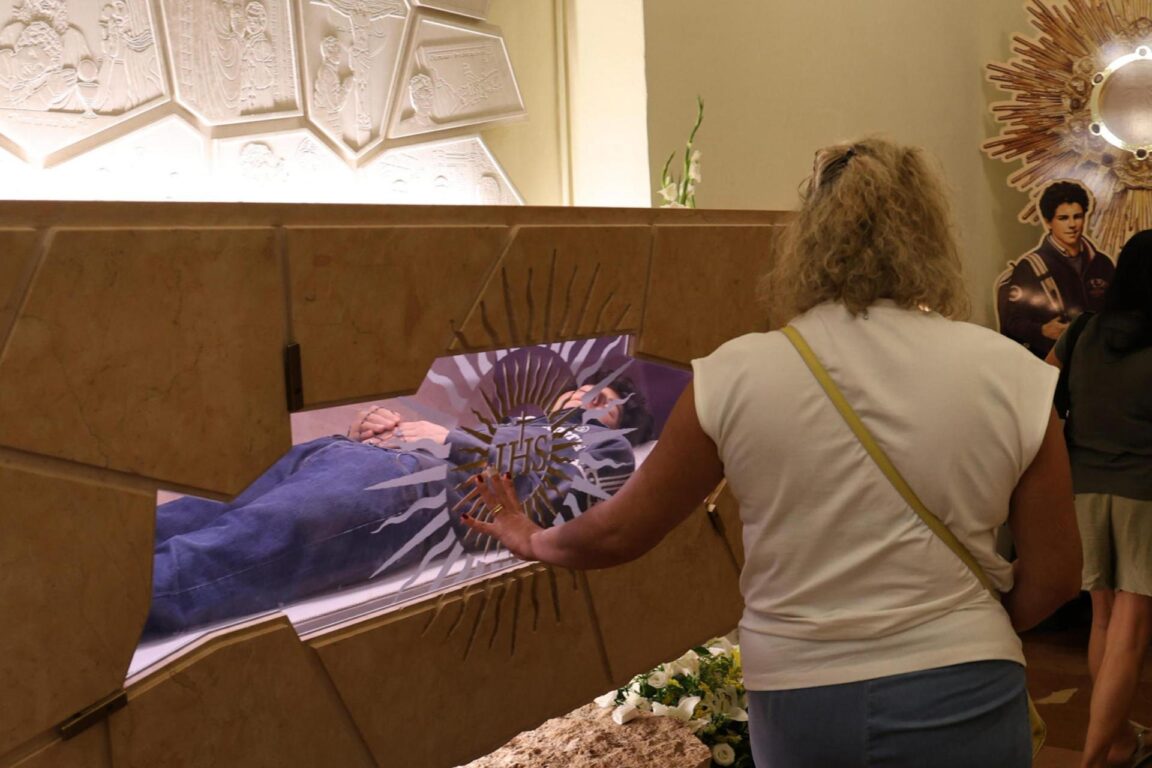 El cuerpo de San Carlo Acutis en el Santuario de la Renuncia en Asís, Italia.