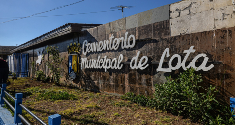 Padre e hija fueron a limpiar sepultura familia y descubrieron que había un desconocido enterrado ahí