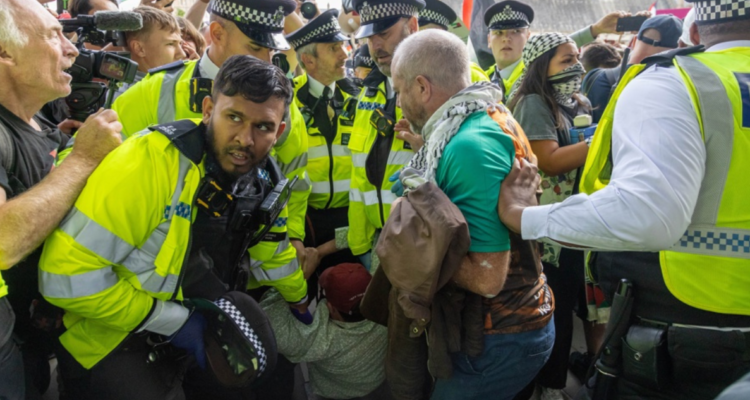 Policías deteniendo a manifestantes a favor de Palestine Action en Londres