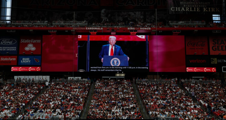 Republicanos convierten a Charlie Kirk en un mártir conservador en multitudinaria despedida