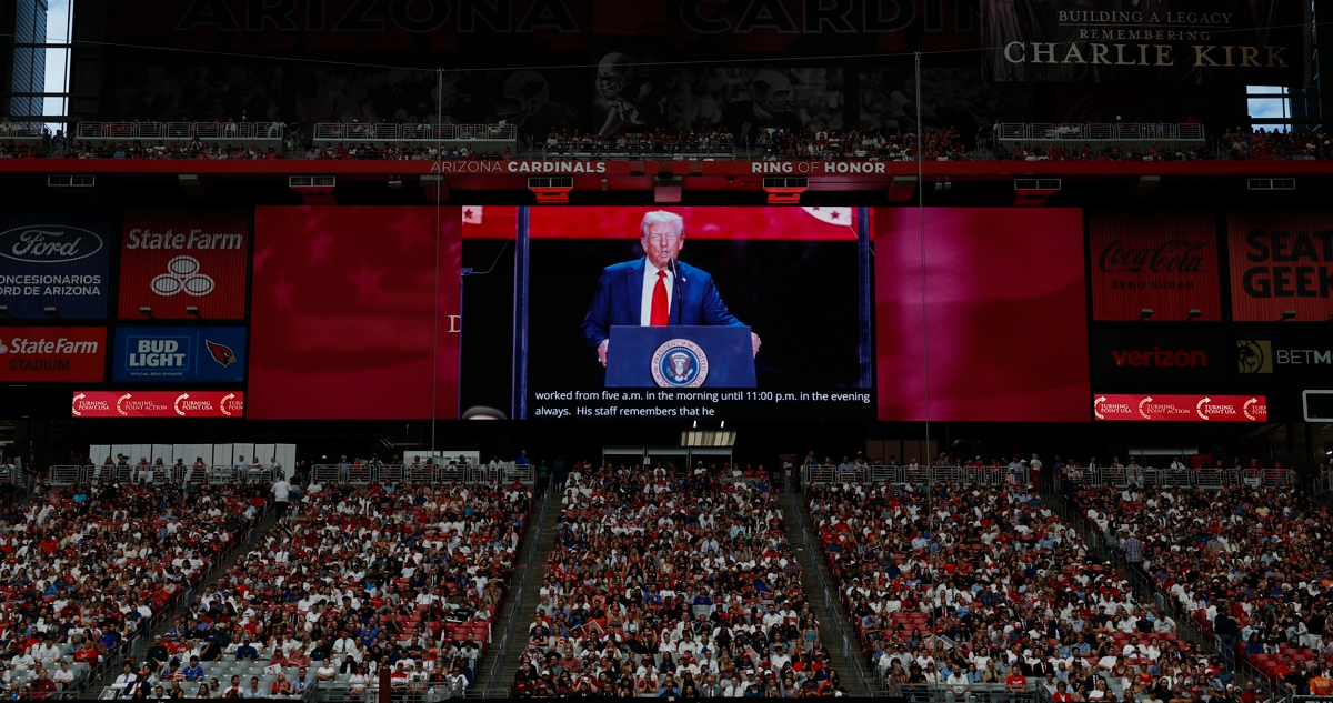 Republicanos convierten a Charlie Kirk en un mártir conservador en multitudinaria despedida