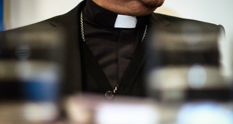 Investigan a sacerdote acusado de hacer tocaciones a alumnas del Colegio San Miguel de Calbuco