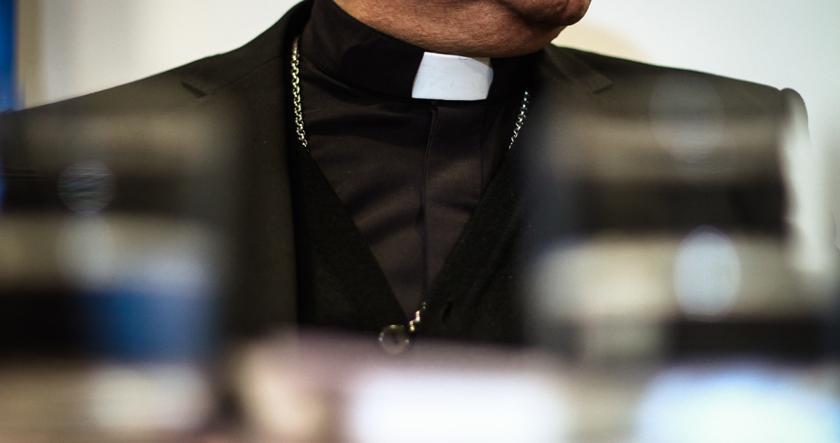 Investigan a sacerdote acusado de hacer tocaciones a alumnas del Colegio San Miguel de Calbuco