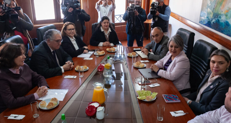 Comando de Jara justifica demora en elaborar programa de Gobierno ante dura crítica de la DC