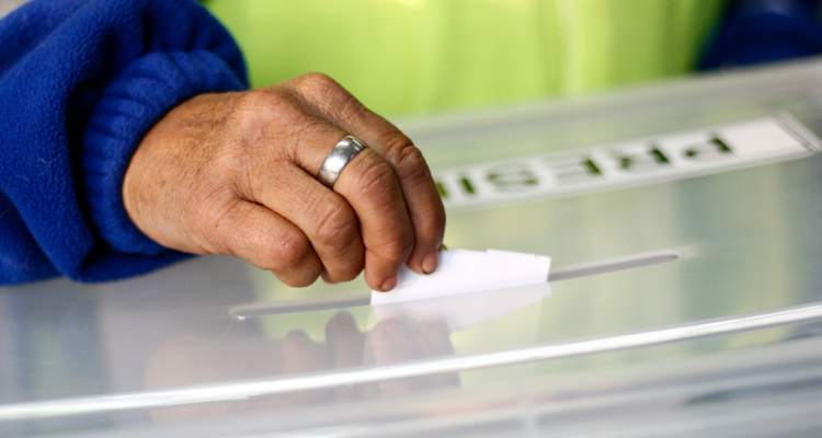 Comisión de Constitución del Senado aprueba reforma para elevar requisitos al voto extranjero