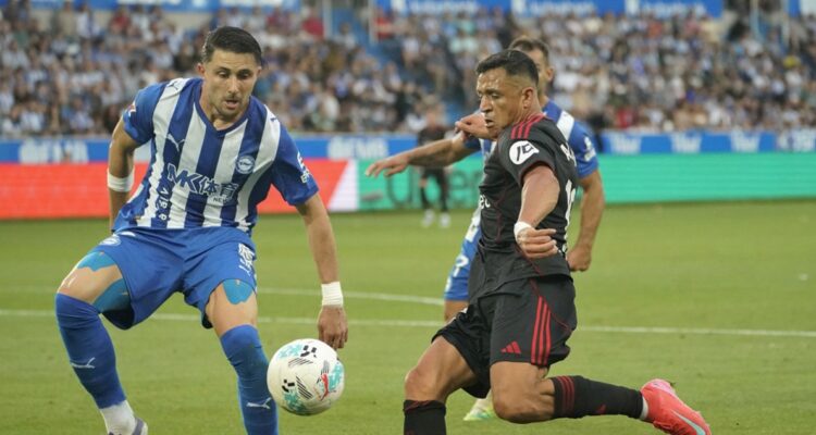 Alexis Sánchez jugando ante Alavés por La Liga.