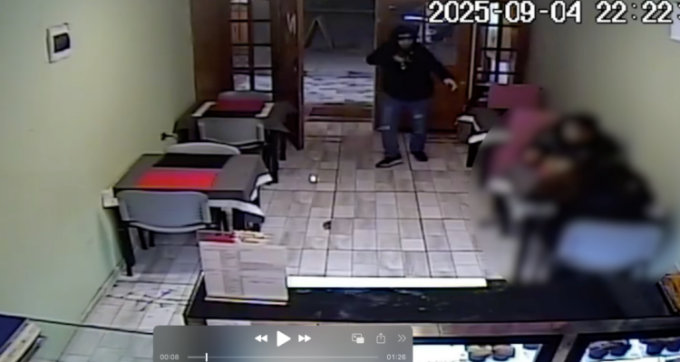 Pareja es asaltada en Lo Prado mientras comía completos: ladrones robaron pertenencias y recaudación