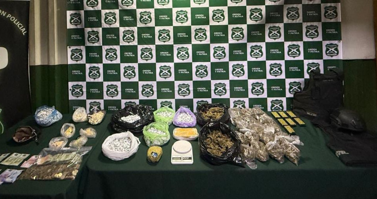 Detienen a un hombre por microtráfico y porte de armas y más de 300 municiones en Conchalí