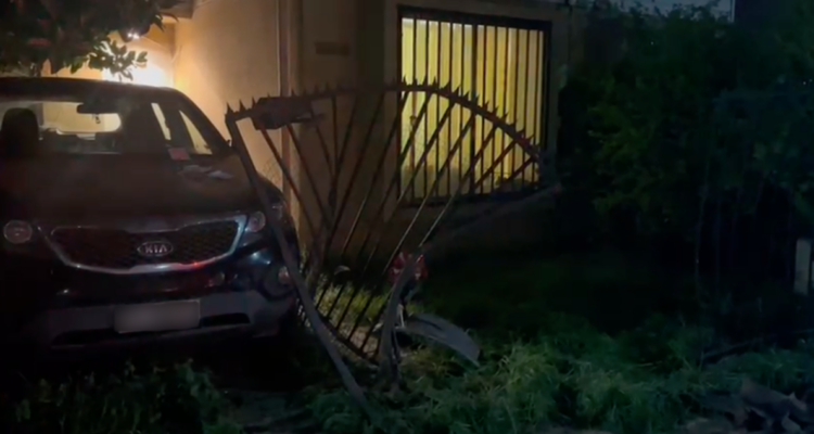 Conductor ebrio arroja 1,8 en alcotest tras chocar con casa en Quilicura: intentó atropellar a víctima