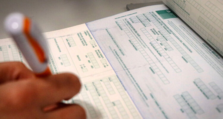 Contraloría confirma más de 8 mil sumarios contra funcionarios por mal uso de licencias médicas