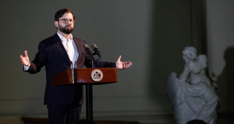 Cordero confirma que analizan antecedentes para denunciar estafa virtual que utiliza imagen de Boric