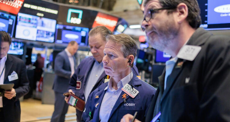 Creación de empleo en EEUU decepciona durante agosto: arrastra a Wall Street y el oro anota máximos