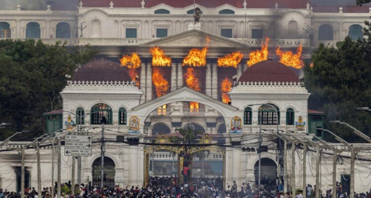 Mayol analiza cómo Chile, Francia, Nepal y Argentina enfrentan crisis políticas e institucionales, donde lo viejo colapsa y lo nuevo no logra consolidarse