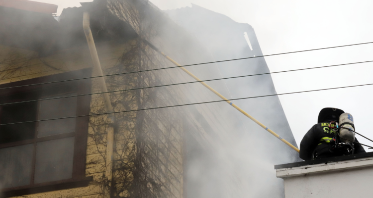 Cuatro casas afectadas, dos consumidas por completo, deja incendio en cerro Playa Ancha de Valparaíso