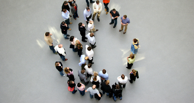 Foto de contexto de personas reunidas para nota sobre defender los derechos humanos