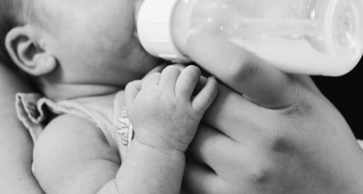 Bebé bebiendo leche
