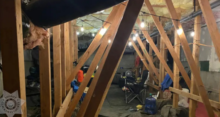 Descubren a hombre viviendo a escondidas en sótano de casa en EEUU