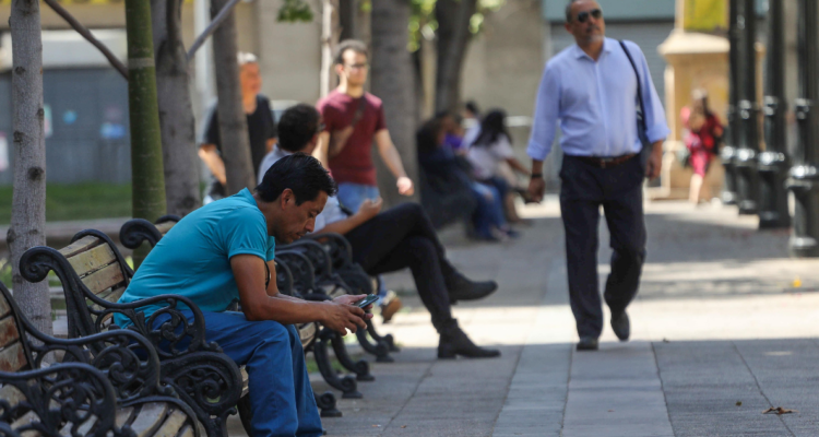 Crisis de empleo: El mercado laboral chileno sufre un estancamiento histórico. El aumento de los costos laborales, junto a políticas económicas insuficientes, afecta a mujeres, jóvenes y familias