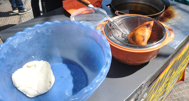 Reportan alza de desempleo de extranjeros en Chile, con sectores que muestran desplome de contratación