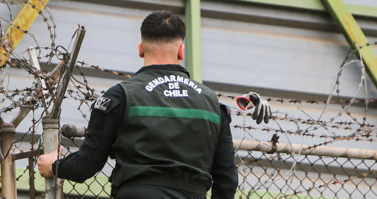 Detienen a gendarme que intentaba ingresar 4 celulares a penal Bío Bío: tenía otros 16 en su auto