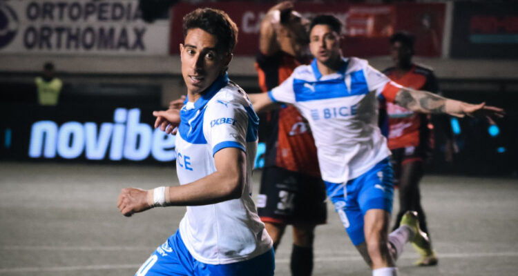 Diego Valencia celebra su gol en partido entre Universidad Católica (UC) y Deportes Limache en fecha 23 de Liga de Primera 2025