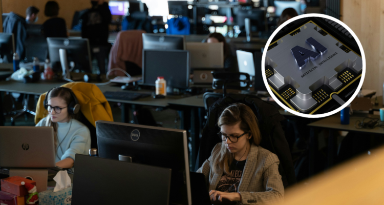 Foto de contexto de trabajadores de una empresa usando IA