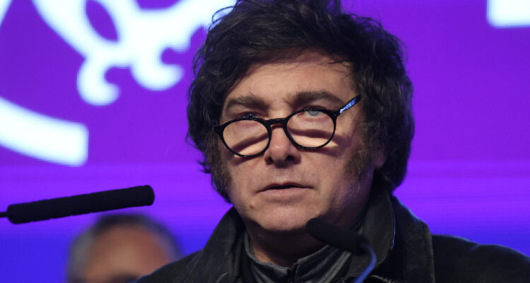 El dólar se dispara a nuevo récord en Argentina tras el revés electoral de Milei