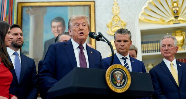 El presidente Trump hablando este martes en la Casa Blanca