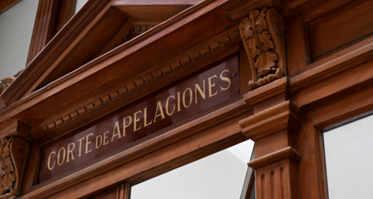 Dueño de departamento de Santiago condenado a pagar $11 millones por filtraciones de agua