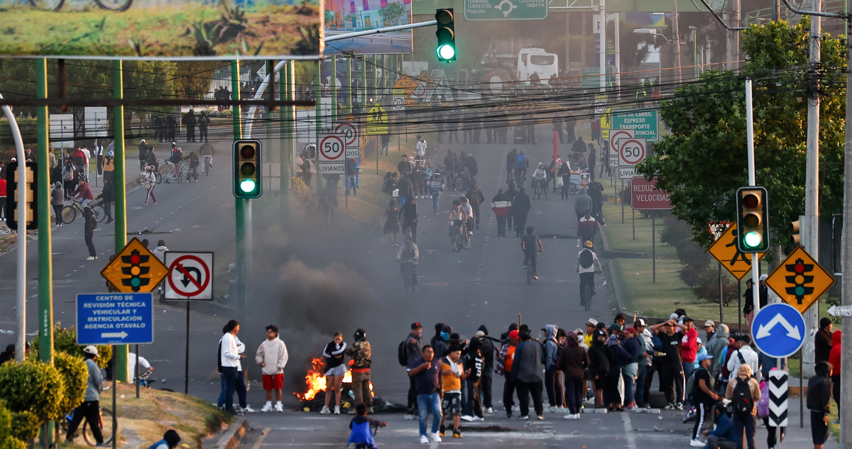 Un muerto, 12 militares heridos, “represión” y “emboscadas” dejan protestas en Ecuador