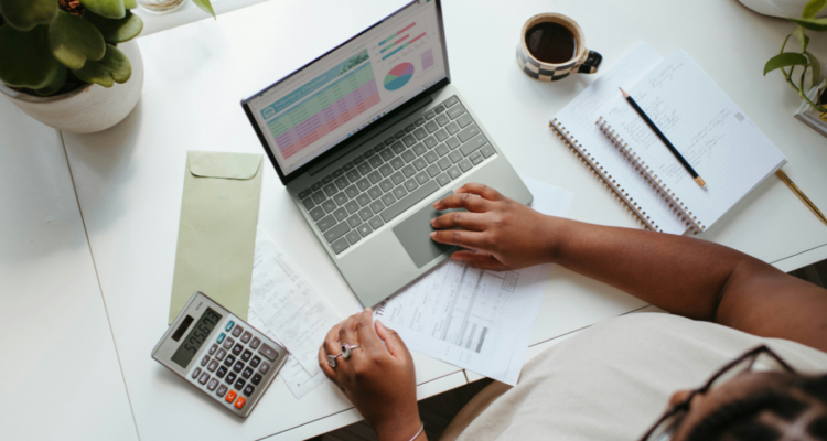 Foto de contexto de emprendedor usando el computador para columna sobre educación financiera