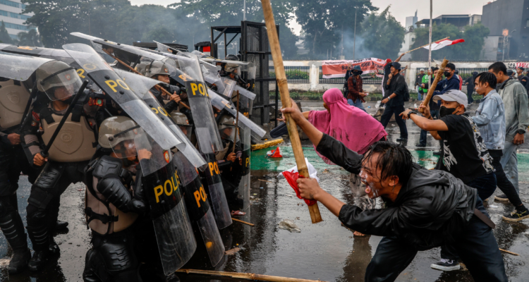 Unos 10 muertos en protestas por aumento de sueldos de diputados en Indonesia: habría 20 desaparecidos
