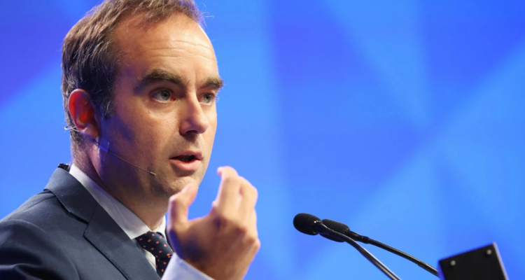 Casi se vuelve monje: Quién es Sébastien Lacornu, el nuevo primer ministro de Francia fiel a Macron