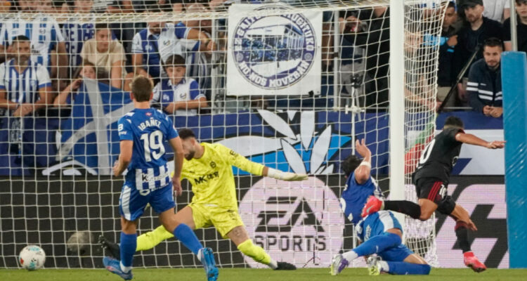 el momento del gol de Alexis Sánchez al Alavés