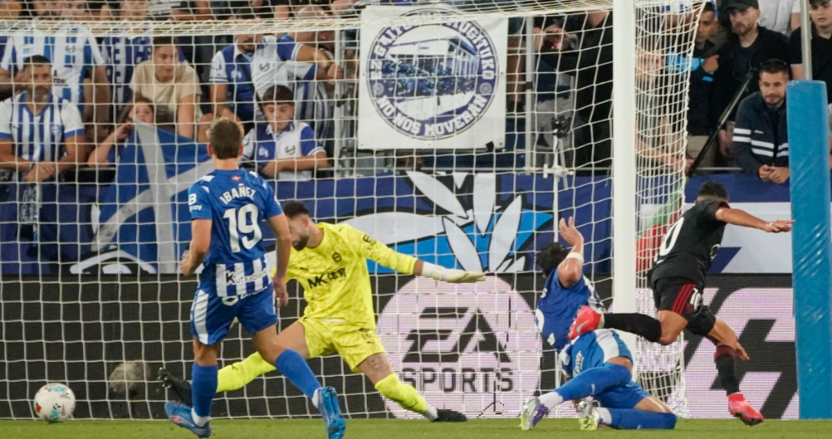 el momento del gol de Alexis Sánchez al Alavés