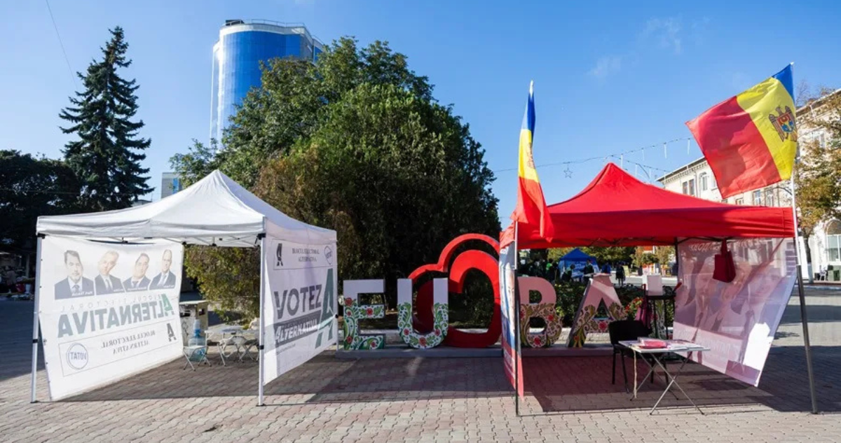 Dos tiendas electorales, el pasado martes en Balti (Moldavia) 