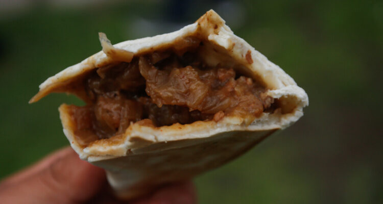 La empanada lleva pasas para contrarrestar la acidez de la cebolla.