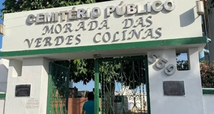 encuentran cadáver de hombre sentado en tumba