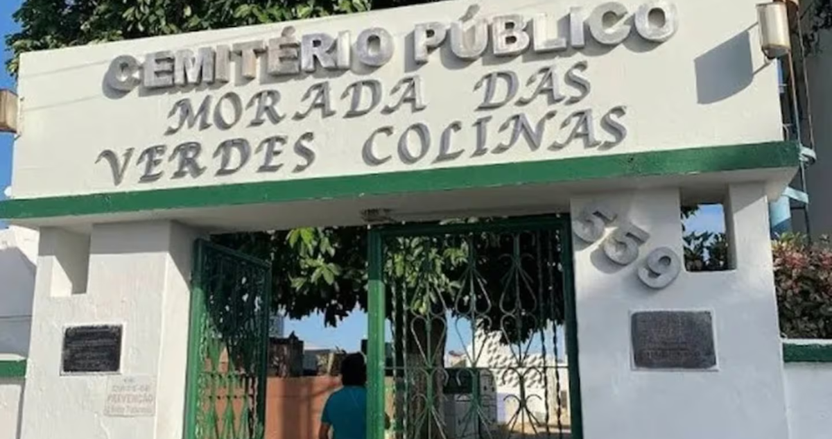 encuentran cadáver de hombre sentado en tumba