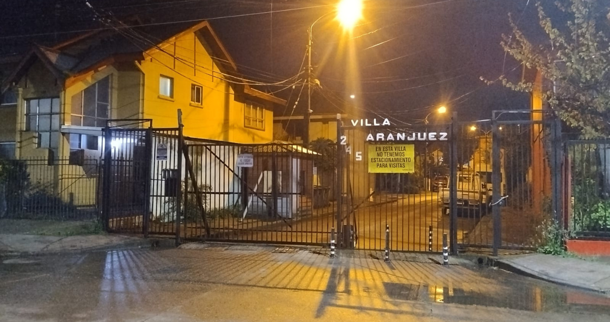 El condominio donde vivían las víctimas del parricidio, la madre y el padre.