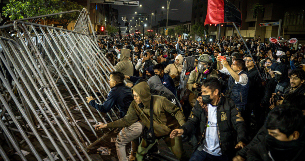 Manifestantes y la Policía se enfrentan en Lima.