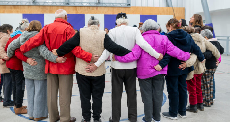Ante acelerado envejecimiento poblacional: Entel impulsa programa para reducir brecha digital