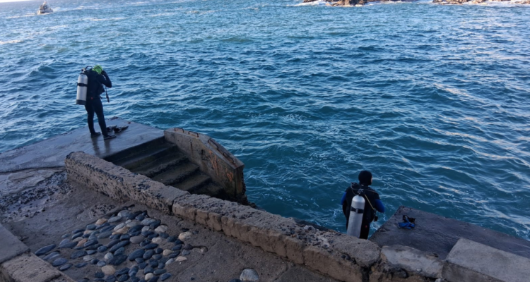 Buscan a niño en el mar de Valparaíso.