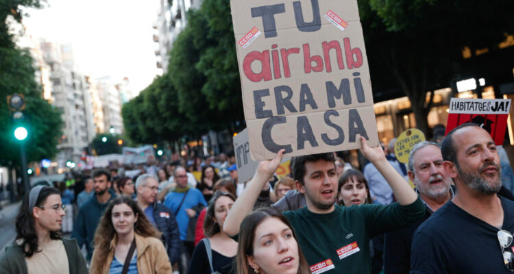 Crisis de vivienda en España: Gobierno pide a páginas como Airbnb sacar más de 53 mil pisos “ilegales”