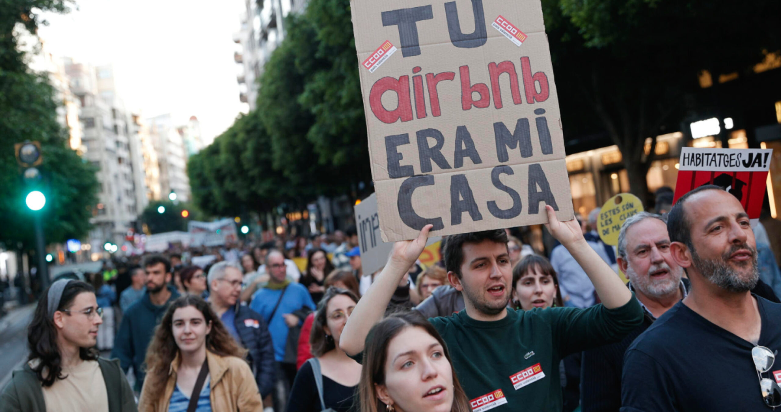 Crisis de vivienda en España: Gobierno pide a páginas como Airbnb sacar más de 53 mil pisos “ilegales”