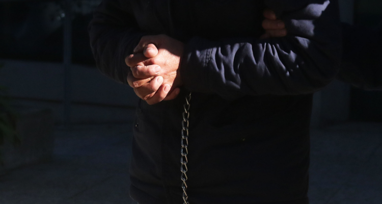 Sujeto esposado por detención de hombre que le disparó en la cabeza a su hijo de 2 años en Temuco