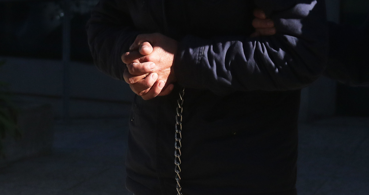 Sujeto esposado por detención de hombre que le disparó en la cabeza a su hijo de 2 años en Temuco
