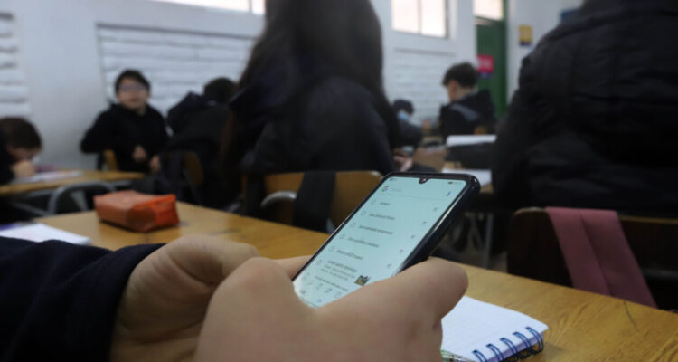 Estudio Ipsos: 51% de los chilenos califica como malo el sistema educativo y 75% apoya prohibir RRSS