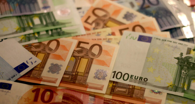 Cae el euro pese a que existen indicios de baja de los tipos de interés en EEUU