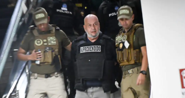 El exministro de Gobierno Arturo Murillo llega al aeropuerto internacional de Viru Viru